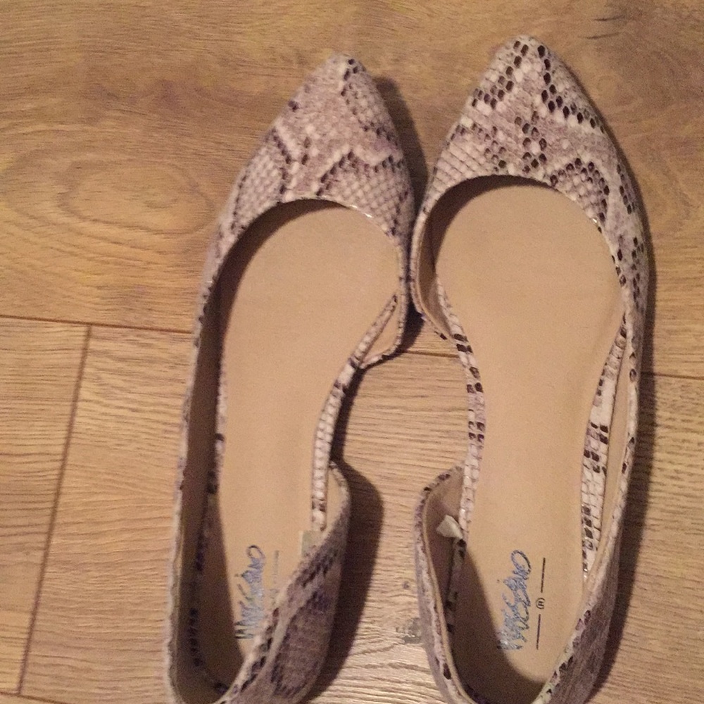Snakeskin Mossimo flats. NWOT